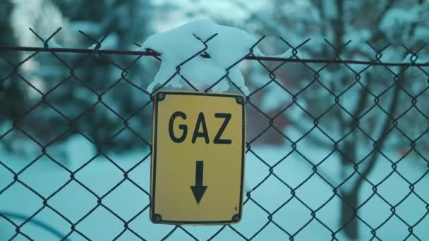 Standortplatte Für Gaspipeline Polen Gelbes Aluminiumschild Informationstafel Mit Pfeil Nach — Stockvideo