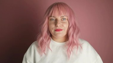 Cep telefonu uygulamaları kullanarak video konuşması yapan, sosyal ağda online video kaydeden ya da yeni yıl ya da Noel 'de dilekleri okuyan mutlu genç bir kadın. Yüksek kalite FullHD