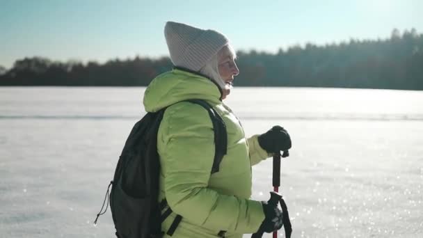 Senior Tals Kvinna Bär Ryggsäck Promenader Längs Skogsvägen Vinterdagen Högkvalitativ — Stockvideo