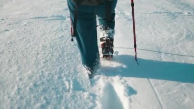 Kışın karda parkta yürü. Yürüyen bir insanın bacakları. Yüksek kaliteli FullHD görüntüler