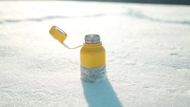 Beban Del Termo Nieve Temporada Invernal Día Soleado Termo Amarillo — Vídeos de Stock