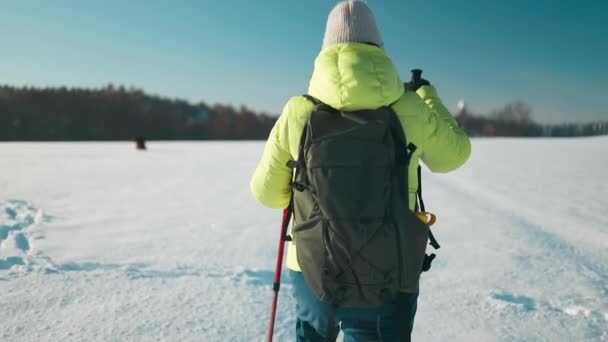 Starsza Kobieta Turystka Plecakiem Rakietami Śnieżnymi Cieszyć Spacery Pokrytej Śniegiem — Wideo stockowe