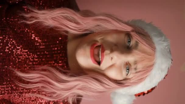 Близько Блискуча Жіноча Посмішка Червоними Губами Щасливе Рожеве Волосся Санта — стокове відео