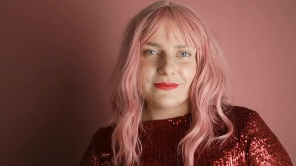 Привабливе Рожеве Волосся Молода Кавказька Жінка Відчуває Щасливі Пози Посміхаючись — стокове відео