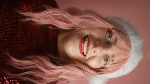 Счастливая Молодая Красивая Женщина Шляпе Санта Клауса Ведущая Разговор Видеосвязи — стоковое видео