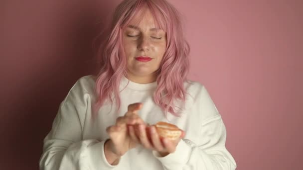 Ευτυχισμένο Ροζ Μαλλιά Γυναίκα Τρώει Ένα Μανταρίνι Πορτοκαλί Φρούτα Που — Αρχείο Βίντεο