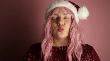 Cep telefonu uygulamaları kullanarak video konuşması yapan, sosyal ağda online video kaydeden ya da yeni yıl ya da Noel 'de dilekleri okuyan mutlu genç bir kadın. Yüksek kalite FullHD