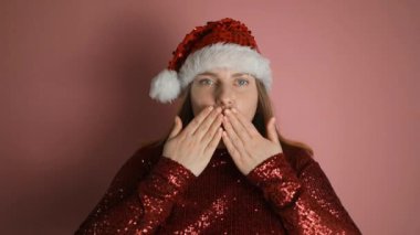 Cep telefonu uygulamaları kullanarak video konuşması yapan, sosyal ağda online video kaydeden ya da yeni yıl ya da Noel 'de dilekleri okuyan mutlu genç bir kadın. Yüksek kalite FullHD