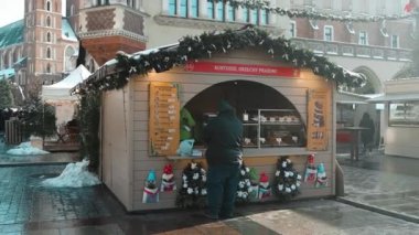 KRAKOW, POLAND - 01 Aralık 223: Geleneksel Yılbaşı Fuarı, Krakow, Polonya 'daki Noel Pazarı' nda geleneksel tatlı yemek pisti. Yüksek kaliteli FullHD görüntüler
