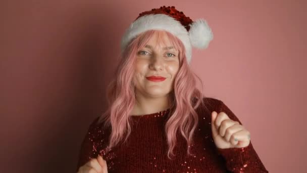 Atraktivní Růžové Vlasy Mladá Běloška Cítí Šťastné Pózy Usmívá Kamery — Stock video