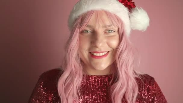 Близько Блискуча Жіноча Посмішка Червоними Губами Щаслива Рожева Волосся Жінка — стокове відео