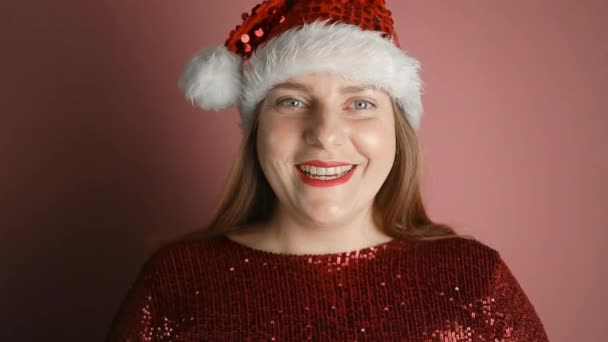 Joyeux Jeune Femme Chapeau Père Noël Belle Tenant Conversation Par — Video