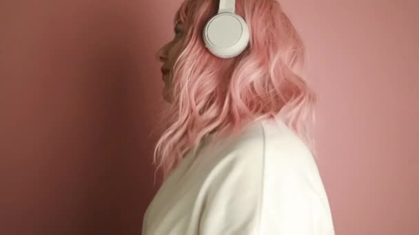 Αστεία Νεαρή Ροζ Γυναίκα Μαλλιά Casual Ρούχα Θέτουν Απομονωμένη Παστέλ — Αρχείο Βίντεο