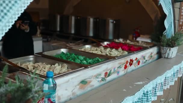 クロウ ポーランド December 223 年次クリスマスフェア クラクフのクリスマスマーケットで伝統的な甘い食べ物トラック ポーランド 高品質のフルHd映像 — ストック動画