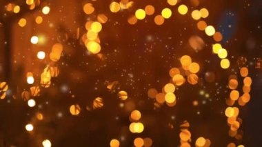 Soyut izole edilmiş, şenlikli sarı turuncu ışıklar ve bokeh. Parlak şekilli ve karlı bir tatil ortamı. Noel ve Yeni Yıl kavramı.