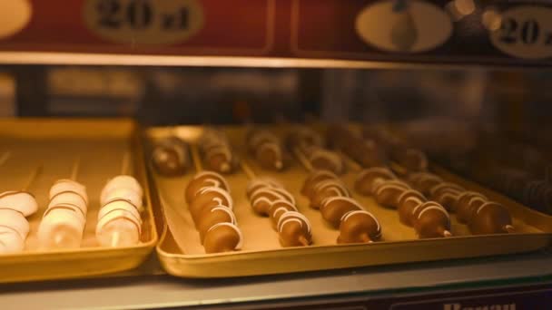 Fraises Recouvertes Chocolat Blanc Lait Vendre Dans Boutique Marché Noël — Video