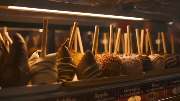 Köstliche Mit Schokolade Überzogene Bonbonäpfel Einem Schaufenster Auf Dem Weihnachtsmarkt — Stockvideo