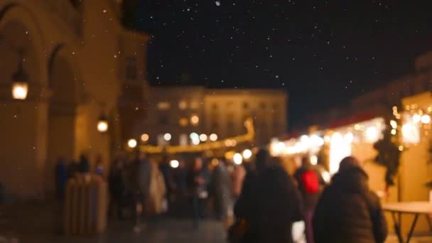 2023年圣诞之夜在克拉科夫市场广场 波兰新年展会 克拉科夫主广场的圣诞市场上挤满了人 灯火和雪 圣诞树 优质Fullhd — 图库视频影像