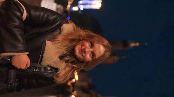 Uśmiechnięta Piękna Kobieta Stojąca Ulicy Bożonarodzeniowej Dobrym Nastroju Patrząca Kamerę — Wideo stockowe