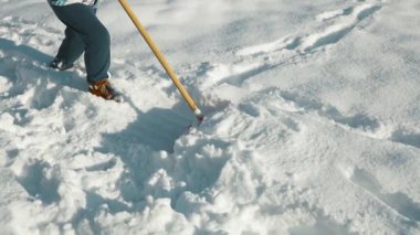 Adam kar fırtınasından sonra kaldırımdan karı kaldırıyor. Kış zamanı. Avrupa. Yüksek kalite fotoğraf