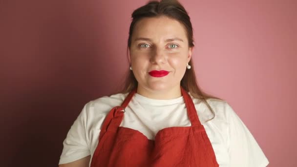 Mladé Usměvavé Přivítání Běloška Žena Majitel Obchodu Nosit Zástěru Ruka — Stock video