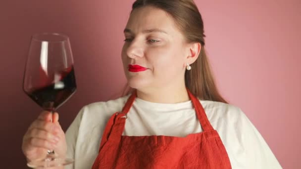 Luxus Gyönyörű Vörösbort Iszik Borkóstoló Eseményen Iszik Élvezi Népszerű Keverék — Stock videók