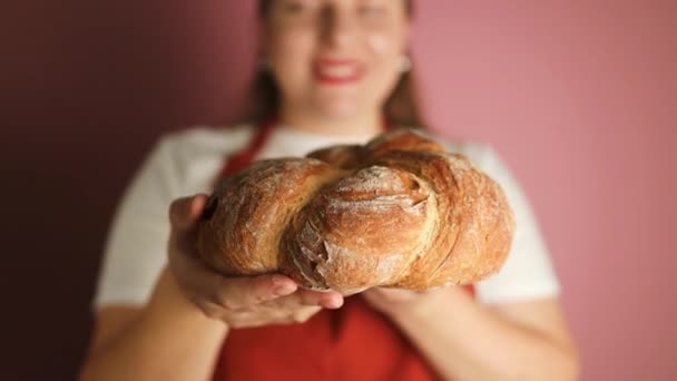 Bäcker Oder Koch Halten Frisch Gebackenes Brot Der Hand Und — Stockvideo