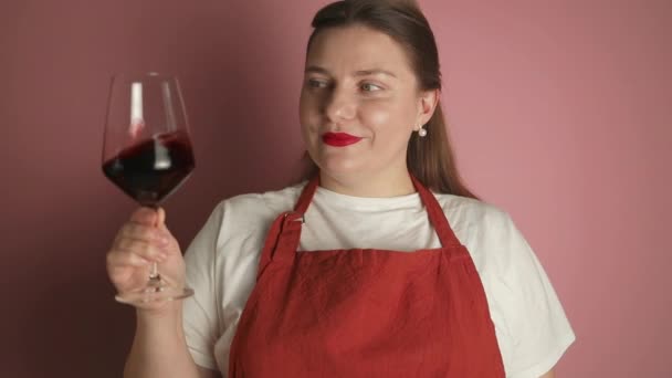 Luksusowa Wspaniała Kobieta Pijąca Czerwone Wino Podczas Degustacji Wina Pijąca — Wideo stockowe