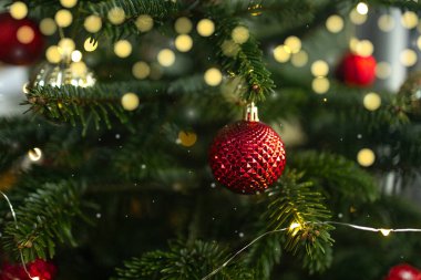 Noel ağacındaki Noel toplarını yakın plan. Arka planda Bokeh çelenkleri. Yeni yıl konsepti. Yüksek kalite fotoğraf