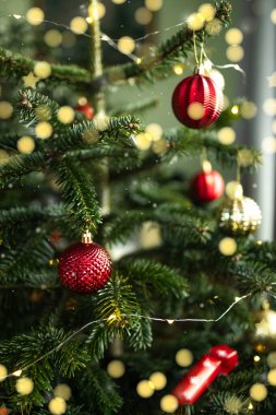 Noel ağacındaki Noel toplarını yakın plan. Arka planda Bokeh çelenkleri. Yeni yıl konsepti. Yüksek kalite fotoğraf
