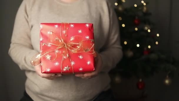 Руки Жінки Затишному Светрі Відкривають Різдвяний Подарунок Золотим Бантом Фоні — стокове відео