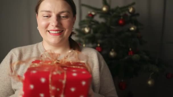 Mãos Mulher Suéter Acolhedor Abrindo Presente Natal Com Arco Ouro — Vídeo de Stock