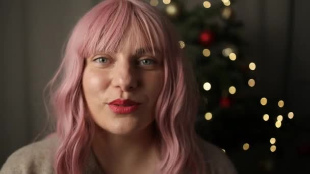 Święta Bożego Narodzenia Szczęśliwa Młoda Kobieta Zimą Ubrania Dmuchanie Pocałunek — Wideo stockowe