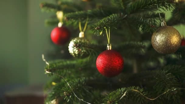 2024 Close Mulher Mão Decoração Árvore Natal Com Bolas Bugigangas — Vídeo de Stock