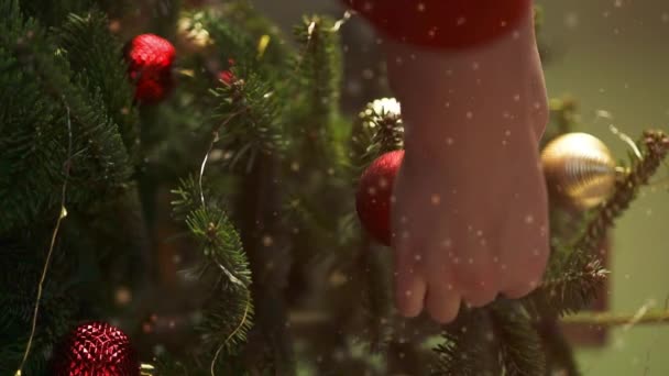 2024 Close Mulher Mão Decoração Árvore Natal Com Bolas Bugigangas — Vídeo de Stock