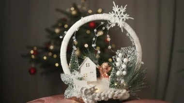 Noel ağacı oyuncağı, Noel dekorasyonu için beyaz ev şeklinde. Mutlu noel ağacı süslemeleri. Festival havası. Noel.. 