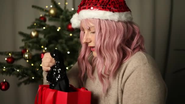 Ung Rosa Hår Kvinna Ler Säker Hålla Julklapp Jul Tid — Stockvideo