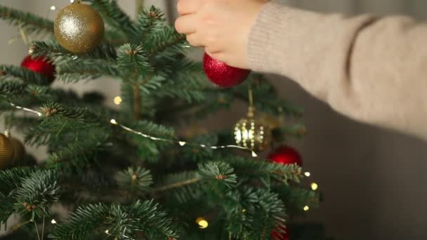 2024 Κοντινό Πλάνο Της Γυναίκας Χέρι Διακόσμηση Χριστουγεννιάτικο Δέντρο Μπάλες — Αρχείο Βίντεο