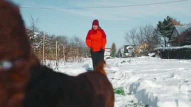 Kadın kışın, İrlandalı yerleşimci köpeğine dışarıda emir veriyor. İnsan ve hayvanın dostluğu, sağlıklı yaşam tarzı. Yüksek kaliteli FullHD görüntüler