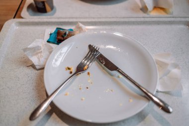 Kafede ya da restoranda plastik tepside kirli tabaklar ve çatal bıçaklar. Yüksek kalite fotoğraf