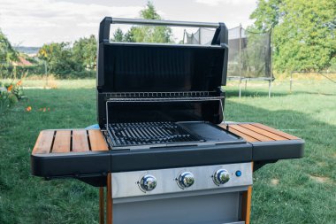 Açık mangal ızgarasının dış avludaki yakın görüntüsü. Yüksek kalite fotoğraf