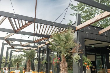 Meydandaki açık kafe. Tropikal bitkilerin, palmiyelerin ve ormanların arka planına karşı kozmetik ürünler için iç masa. Yüksek kalite fotoğraf