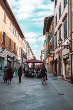 Pisa, İtalya - 18 Mart 2023: Tuscany 'deki Pisa şehrindeki Corso Italia caddesi. Yüksek kalite fotoğraf