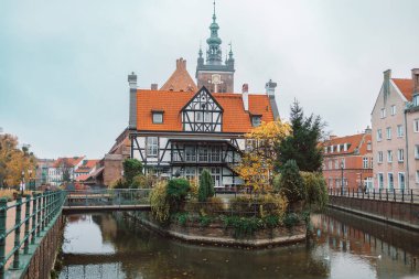 Polonya 'nın Gdansk kentindeki Millers Loncası' nın evinin ve Radunia Kanalı 'nın önünden mavi gökyüzü yaz gününde görüntüler. Yüksek kalite fotoğraf