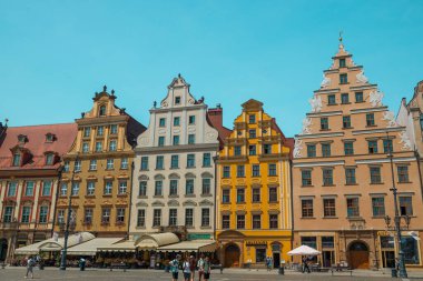  Yaz sıcağında pazar meydanında güzel cam Wroclaw çeşmesi. Yüksek kalite fotoğraf