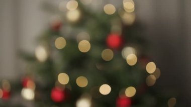 Süslü ağaç ve arka planda ışıklar olan bulanık bir Noel sahnesi. Yüksek kalite fotoğraf