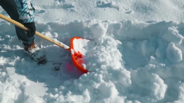 Manusia Mengeluarkan Salju Dari Trotoar Setelah Badai Salju Musim Dingin — Stok Video