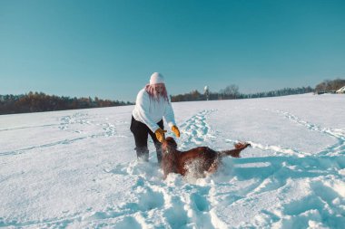 Adam kar fırtınasından sonra kaldırımdan karı kaldırıyor. Kış zamanı. Avrupa. Yüksek kalite 