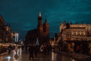 Krakow, Polonya - Aralık 04, 2023: Bulanık Noel pazarı Krakow, Polonya 'da şehir meydanında. Tatiller, satış ve perakende konsepti 