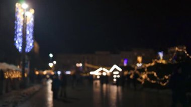 Akşamları Krakow 'daki eski Pazar Meydanı' nda bulanık Noel pazarı. Seyahat ve aktif yaşam tarzı konsepti. Yüksek kaliteli FullHD görüntüler